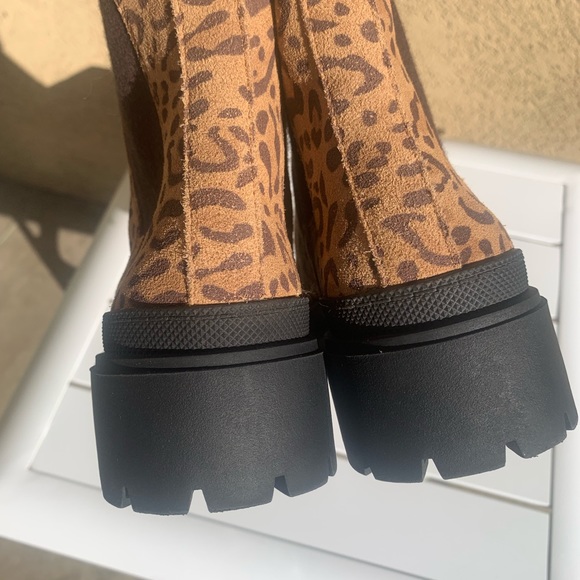 Lucky Brand lug sole animal print cheetah suede Chelsea boots size 6.5M - Picture 9 of 16